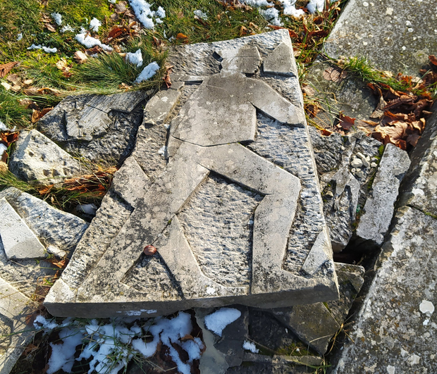 Ostaci spomenika kipara Pavla Perića na glavnom trgu (Foto: Anja Kožul) 