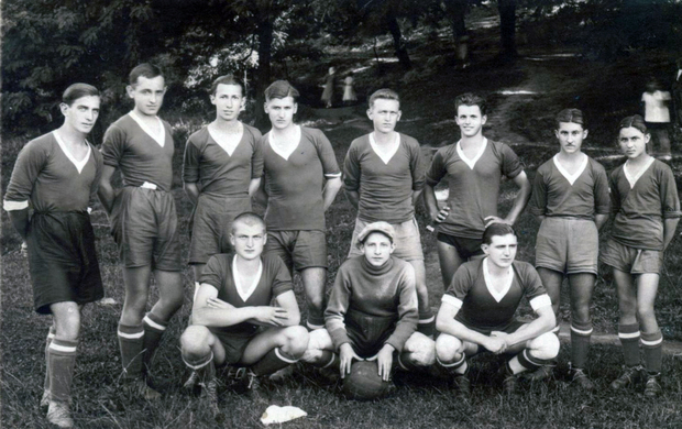 Glinski sportski klub i golman Marijan Horvat na igralištu pod Pogledićem u Glini 1933.