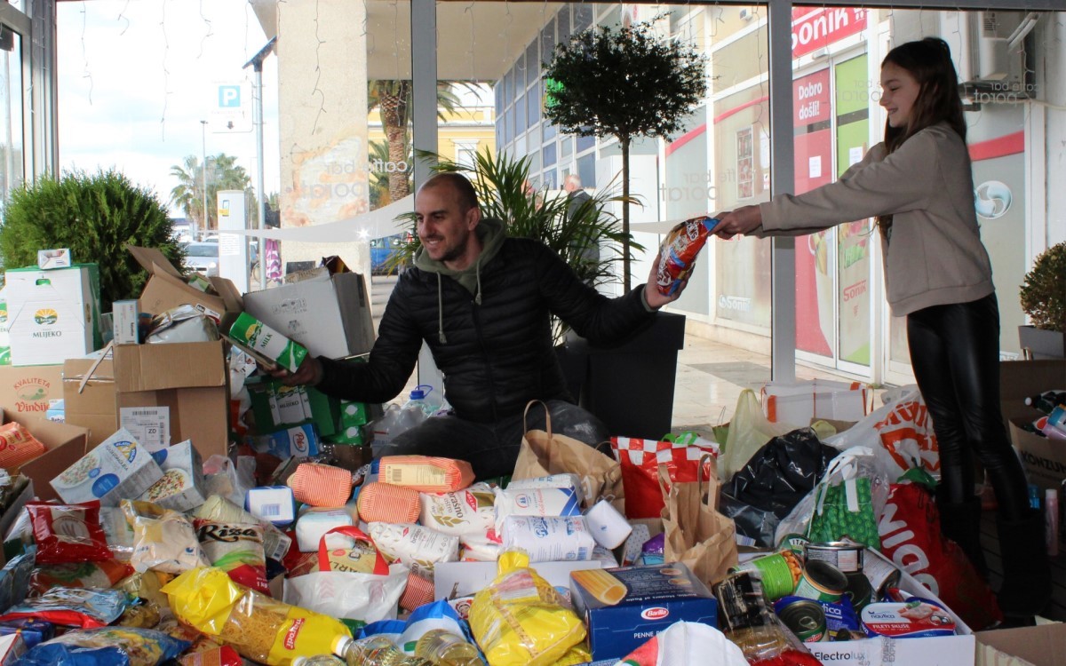 Large donacije u kaficu porat  2 