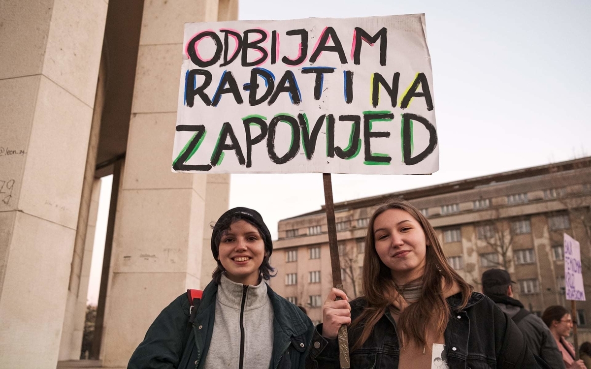 Large lara varat nocni mars