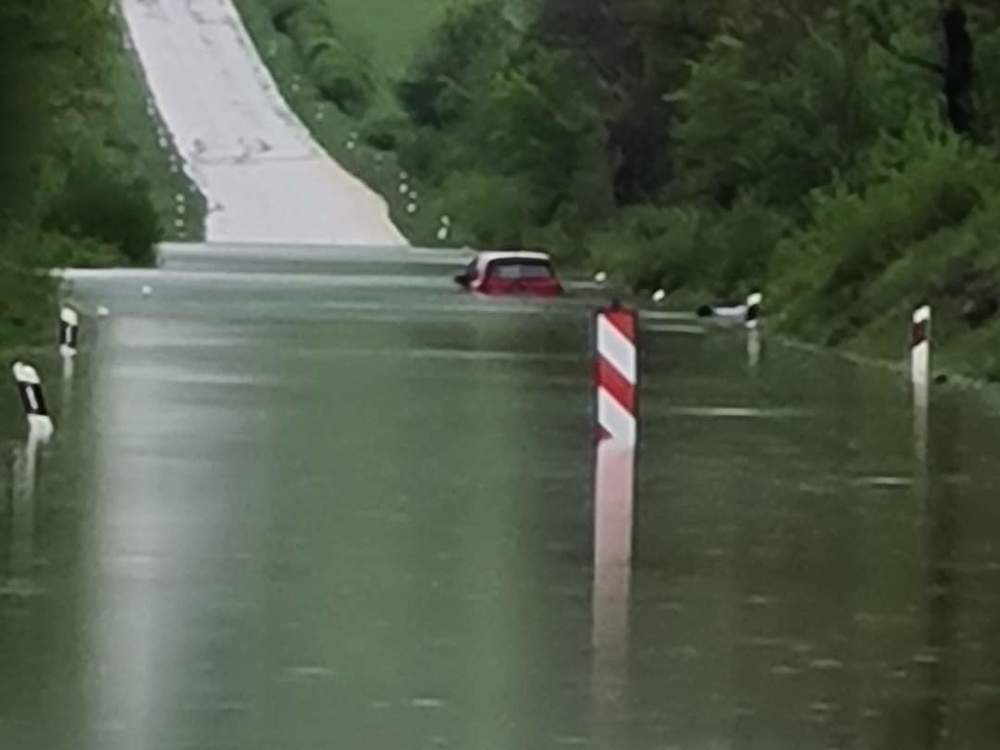 Large potopljen auto na cesti lapac srb