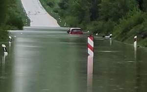 Small potopljen auto na cesti lapac srb