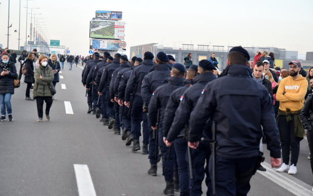 Red policije za zavođenje reda među demonstrantima (Foto: Dejan Kožul/Novosti)