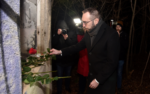 Tomislav Tomašević odaje počast ubijenim članovima obitelji Zec (Foto: Jovica Drobnjak)