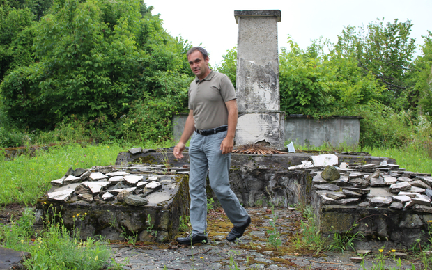 Igor Pavković kod ostataka spomenika žrtvama fašizma u Lisičinama