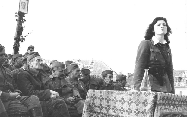 Stana Tomašević-Arnesen, partizanka, kasnije prva ambasadorka Jugoslavije, na mitingu u Nikšiću, 1944. (Foto: Wikipedia)