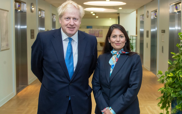 Boris Johnson i Priti Patel (Foto: Wikimedija)