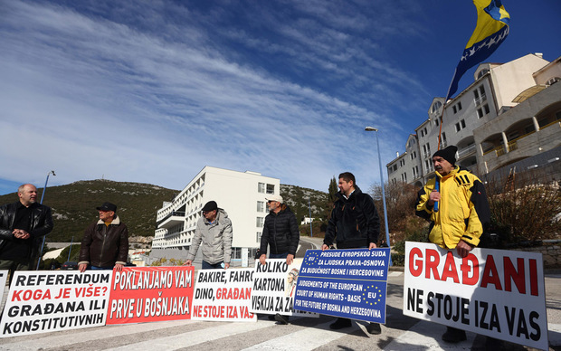 Protesti malobrojnih građana u Neumu (Foto: Denis Kapetanović/PIXSELL)