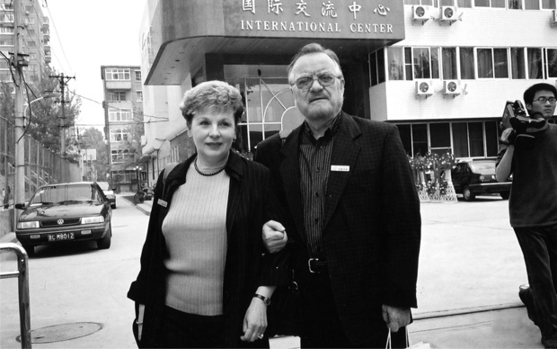 Sa suprugom Vesnom ispred Beijing Broadcasting Instituta, 2001.