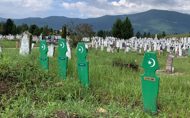Grobovi sahranjenih u Bihaću (Foto: Adisa Imamović/N1)