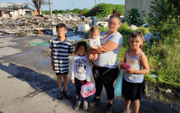 Najmodavci ih ne žele primiti čim shvate da su Romi – Valentina s djecom (Foto: Dragan Grozdanić)