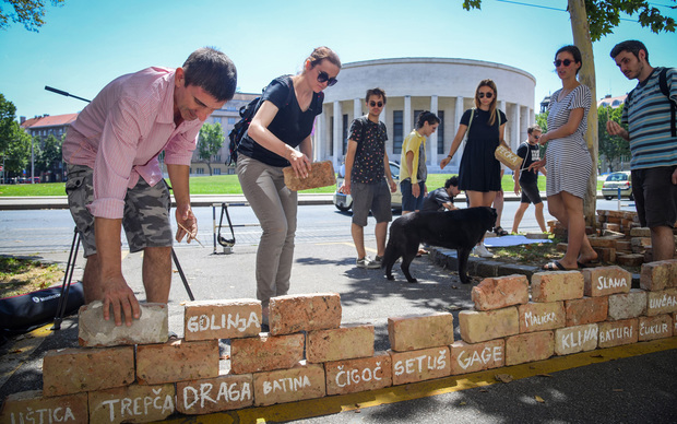 Performans "Zid, pljesak, kuća, smijeh" ispred sjedišta HDZ-a u Zagrebu (Foto: Josip Regović/PIXSELL)