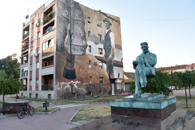 Teslin spomenik u Apatinu (Foto: Jovica Drobnjak)