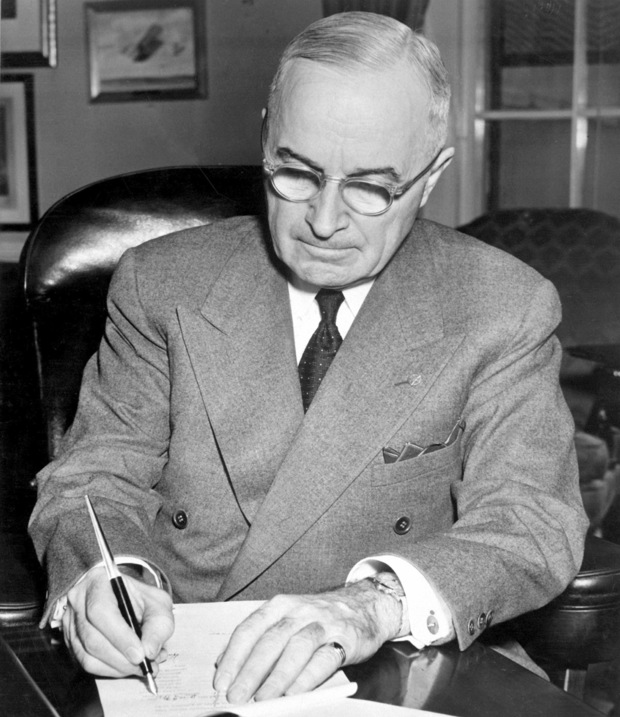 Truman potpisuje dokument o ulasku SAD-a u Korejski rat (Foto: Wikimedia Commons)