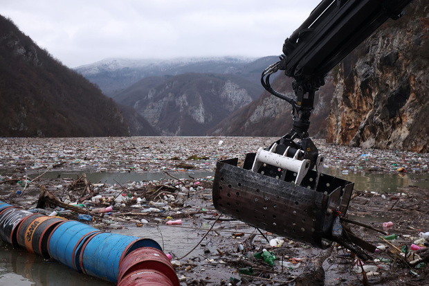 Radnici HE Višegrad skupljaju otpad iz Drine (Foto: Armin Durgut/PIXSELL)
