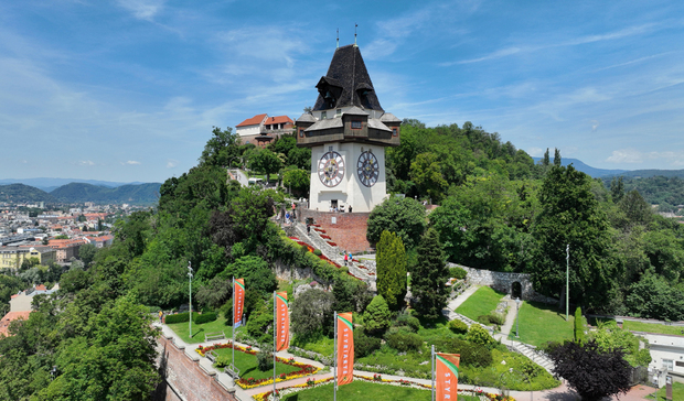 Sem pešice, do vrha se može stići i na dva mnogo lakša načina, uspinjačom i liftom – Šlosberg (Foto: Wikipedija)