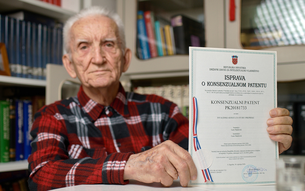 Lazo Starčević s ispravom o patentu za invalidska kolica za stube i prepreke (Foto: Sandro Lendler)