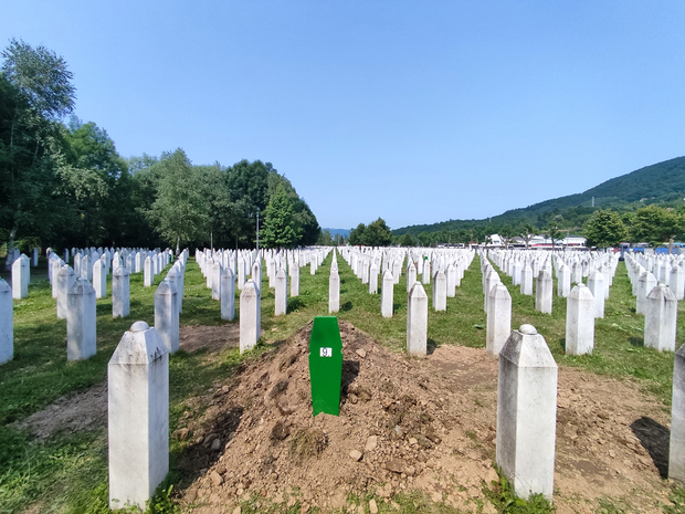 Jedna od novih grobnica u Memorijalnom centru u Potočarima (Foto: Adis Karadža)