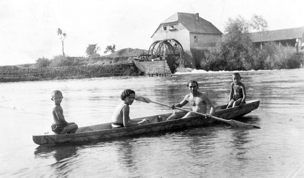 Prof. Henrik Ševčik i obitelj na rijeci Glini kod Palaićevog mlina 1930-ih