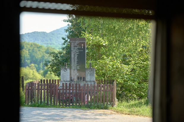 Spomenik NOB-u s naknadno pridodanim križem (Foto: Sandro Lendler)