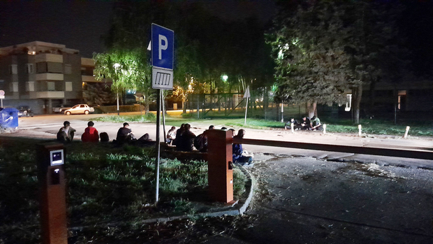 Tražitelji azila krate vrijeme na parkingu (Foto: Privatna arhiva)
