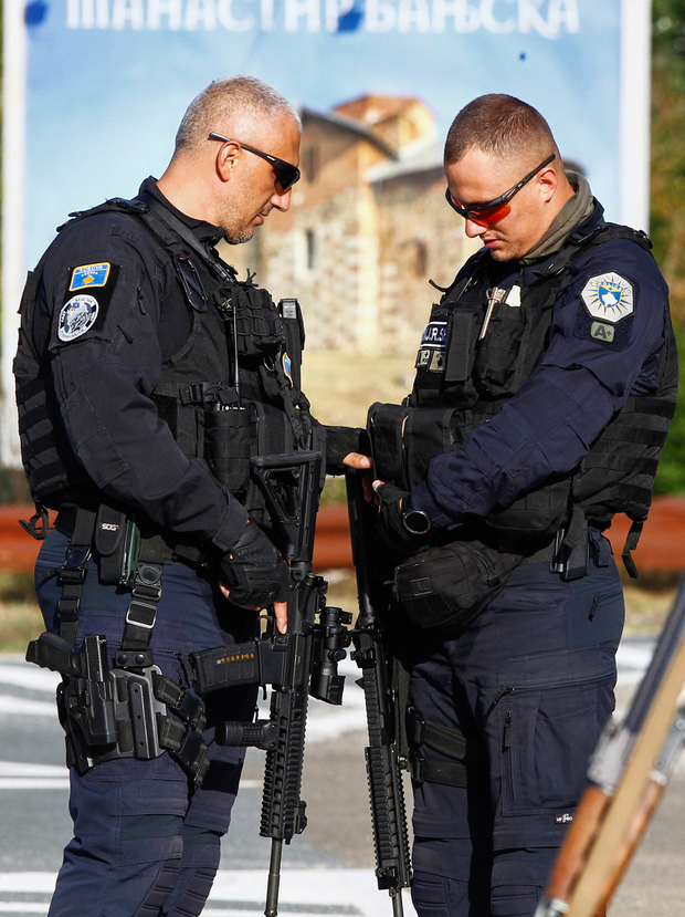 Kosovski policajci patroliraju na cesti kod Banjske (Foto: Ognen Teofilovski/Reuters/PIXSELL)