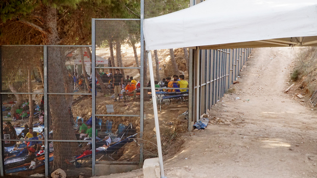 Detencijski centar na izoliranoj lokaciji usred Lampeduse (Foto: Fellipe Lopes)