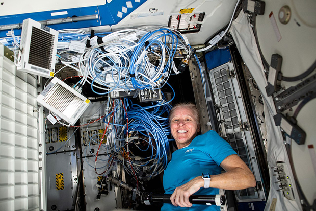 Astronautkinja Shannon Walker spaja novi gigabitni ethernet kabel na Međunarodnoj svemirskoj stanici 2021. (Foto: NASA/Wikimedia Commons)