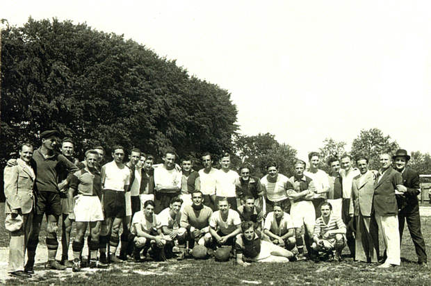 Pred utakmicu GŠK-a i HAŠK-a u Glini 25. lipnja 1939. – lijevo golman Ladislav Žmara, u sredini Bogdan Tišmanović
