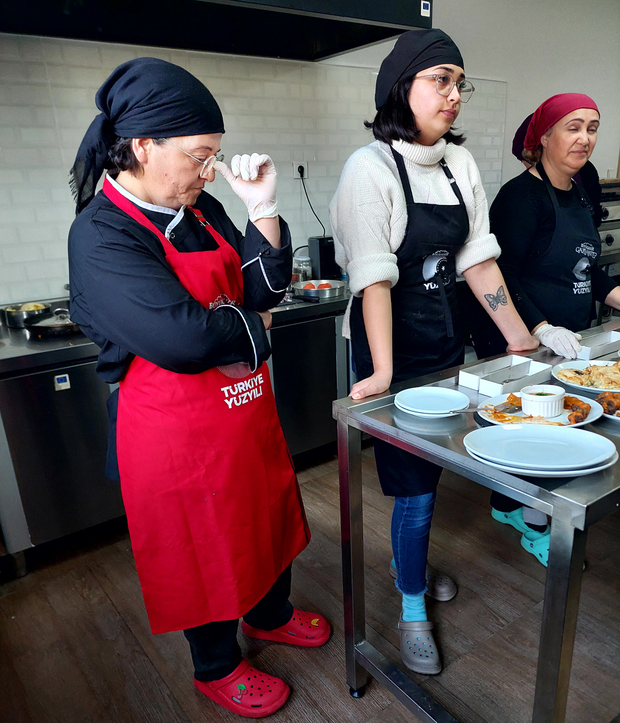 Voditeljica tečaja kulinarstva Selin s kćeri Idan (Foto: Maja Kuzmanović)