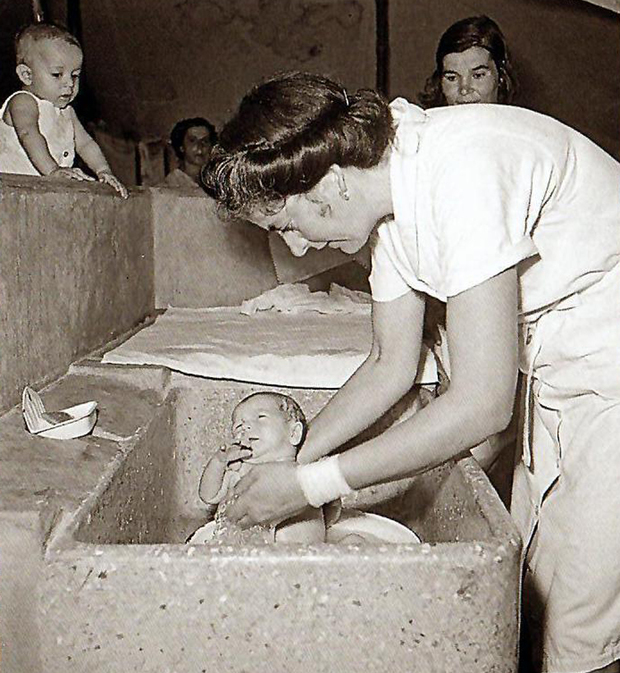 Bolničarka kupa novorođenče u El Shattu (Foto: Kongresna knjižnica SAD-a, fond UNRRA)