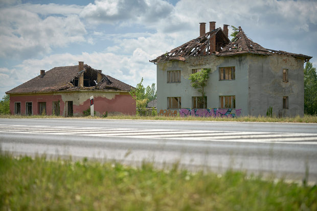 Cesta i ruševine u selu Novi Varoš (Foto: Sandro Lendler)