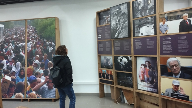 Posjetiteljica u Memorijalnom centru u Potočarima (Foto: Jelena Hadžović)