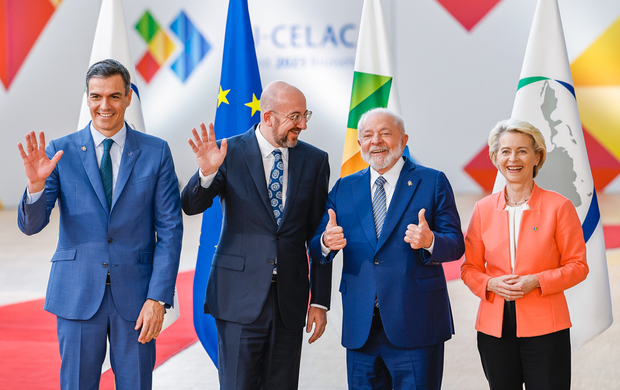 Pedro Sánchez s brazilskim predsjednikom Lulom da Silvom i Ursulom von der Leyen prošle godine (Foto: Wikimedia Commons)