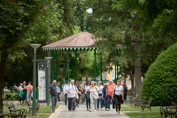 Mlado i staro na Strossmayerovom šetalištu u Petrinji (Foto: Sandro Lendler)