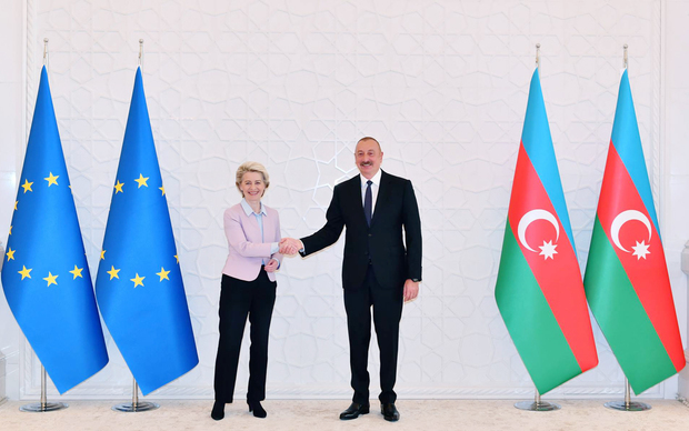 Von der Leyen i Ilham Alijev u Bakuu 2022. (Foto: Presidential Administration of Azerbaijan/Xinua/PIXSELL)