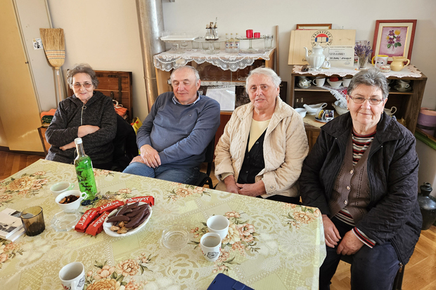 Branislav Teofilović sa članicama sekcije "Svilen konac" (Foto: Dušan Velimirović)