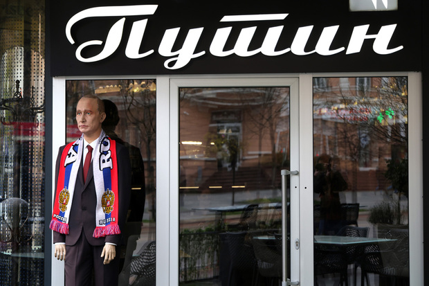 Putin ispred "Putina" u Banjoj Luci (Foto: Anto Magzan)