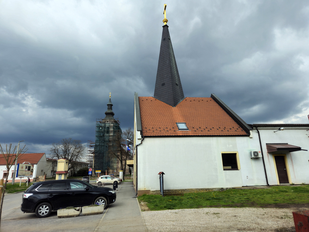 Pravoslavni hram svetog Nikolaja i katolički Alojzija Stepinca (Foto: Dušan Velimirović)