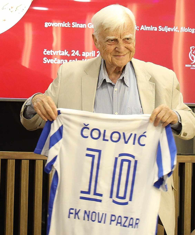 Ivan Čolović sa dresom koji mu je fudbalski klub Novi Pazar uručio u zahvalnost za njegovu podršku (Foto: Senko Župljanin)