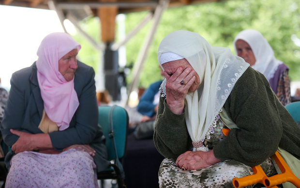 Majke Srebrenice odluku suda čekale su na mjestu zločina, u Potočarima 