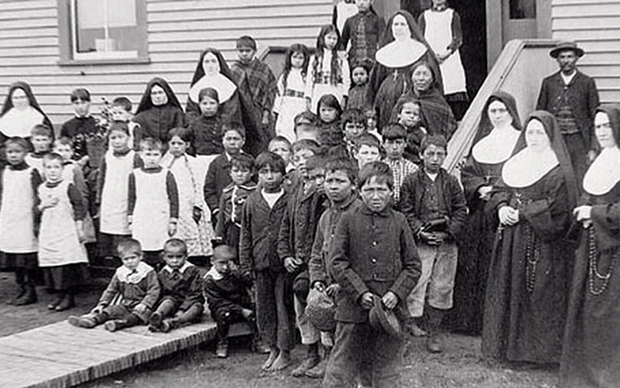 Službena odluka o osnivanju rezidencijalnih škola donesena je 1880., a otprilike polovicom njih upravljala je Katolička crkva