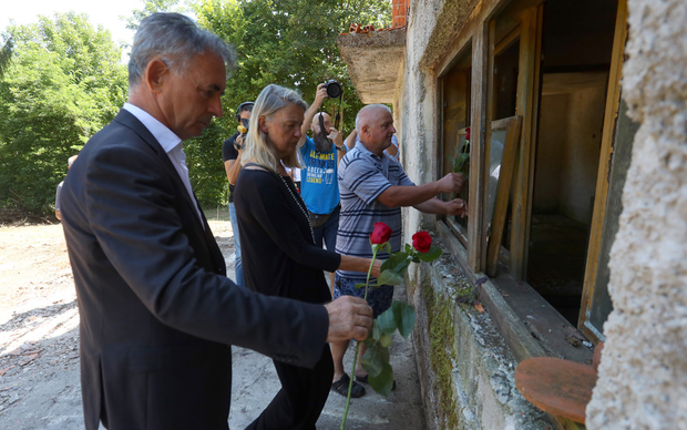 Polaganje cvijeća i svijeća za civilne žrtve (Foto: Kristina Štedul Fabac/PIXSELL)