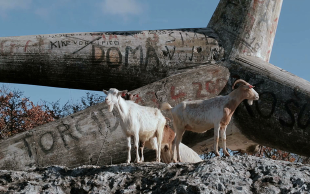 Minirani spomenik u Košutama – iz Grubićeva filma "Spomenik", 2015.